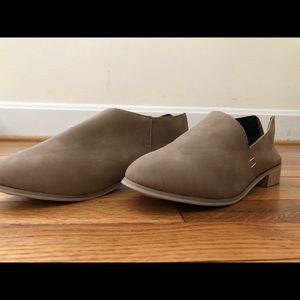 Flat pointed-toe leather slip on booties